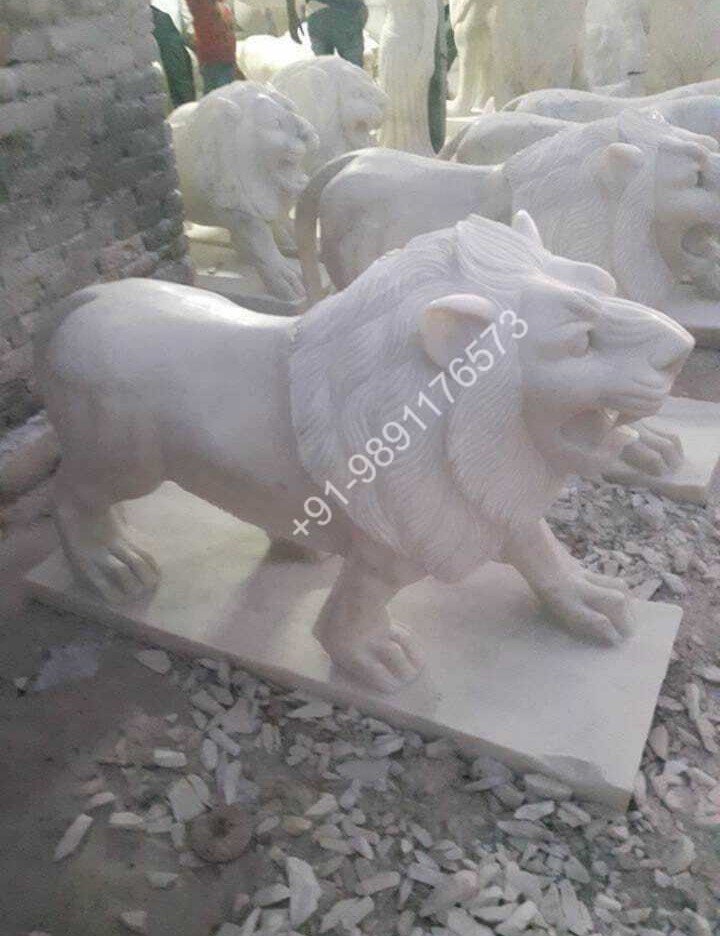 LION STATUE IN MARBLE